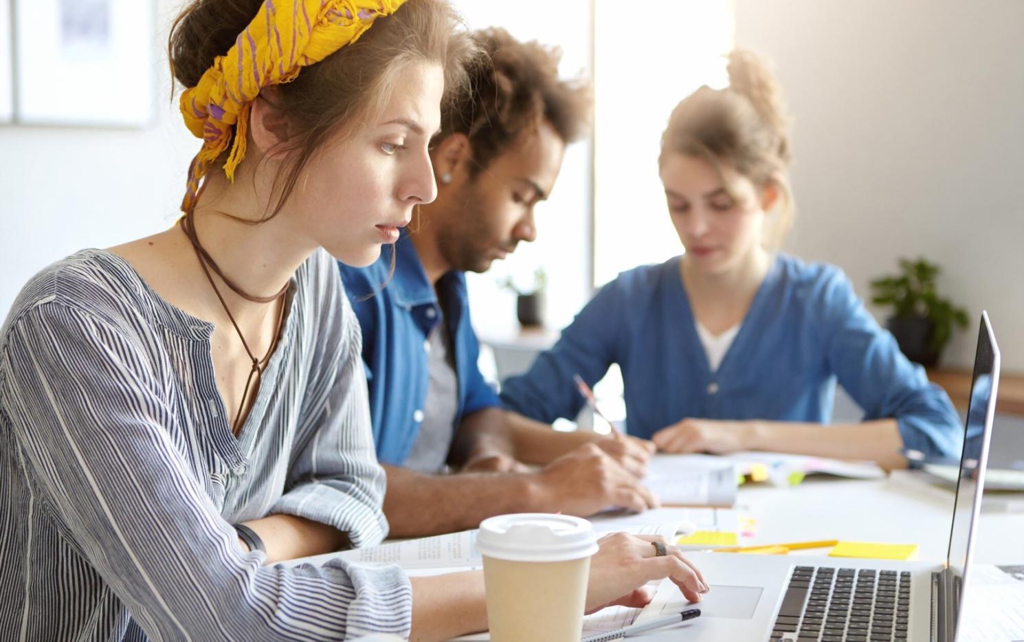 Environnement de travail professionnel avec analyse financière